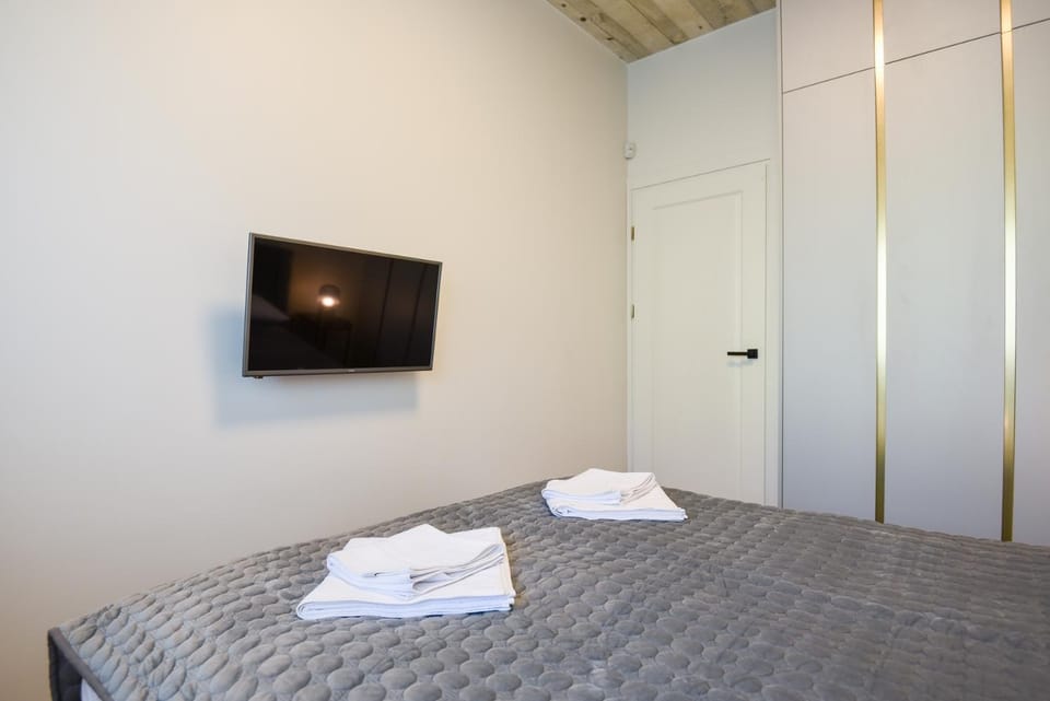 Bed, TV and multimedia, wardrobe