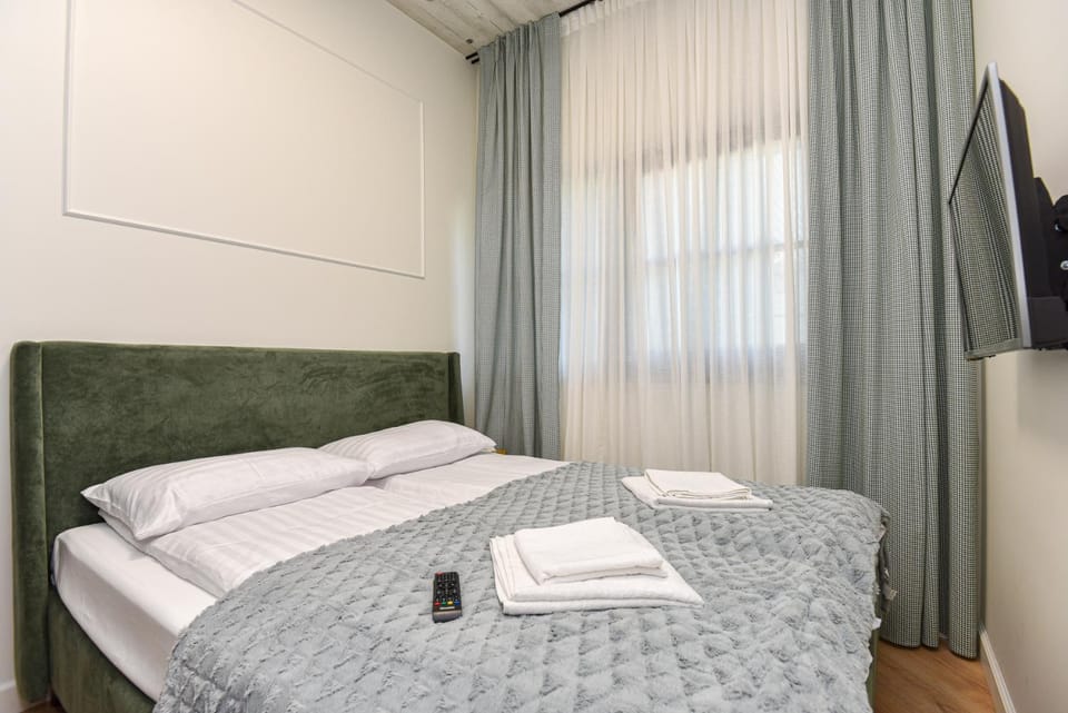 Bed, TV and multimedia, Bedroom
