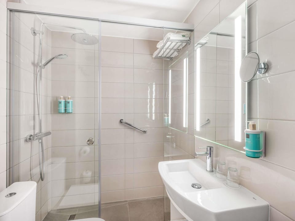 Shower, Toilet, Bathroom, Bedroom