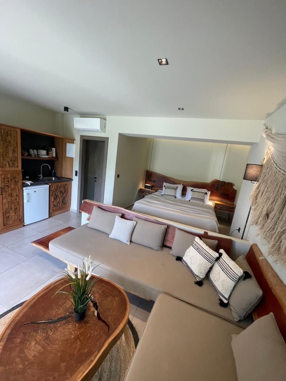Bed, Kitchen or kitchenette, Living room, Photo of the whole room, Bedroom