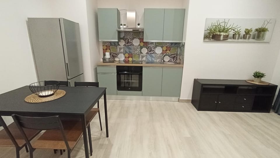 Kitchen or kitchenette, Dining area, oven, stove