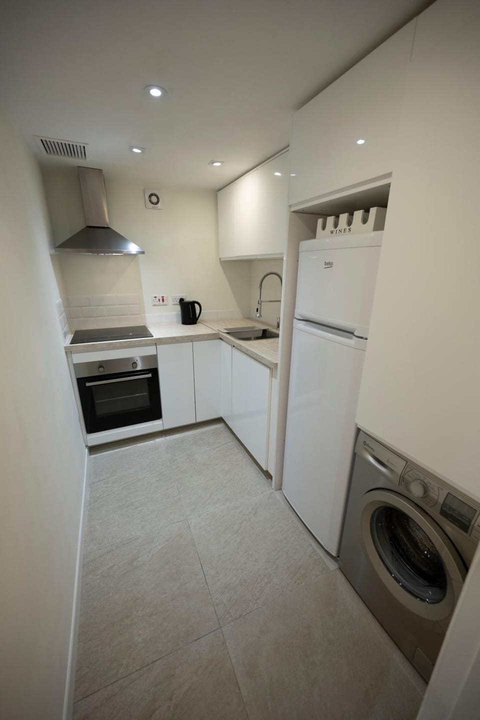 Kitchen or kitchenette, oven, washing machine
