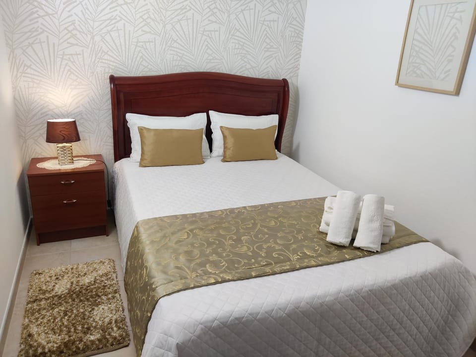 Bed, Bedroom, towels