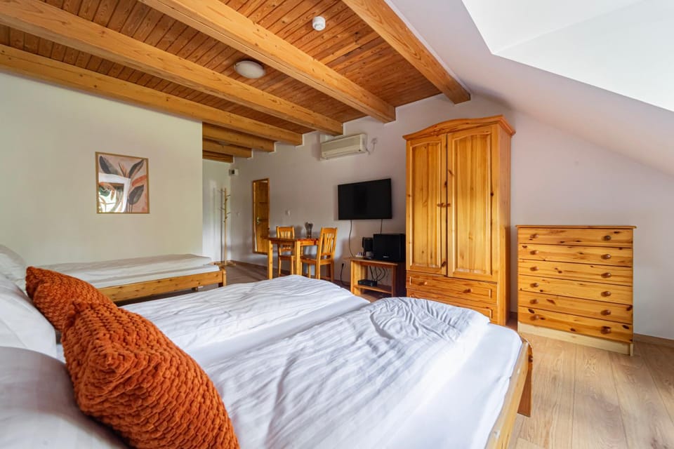 Bed, TV and multimedia, Bedroom, wardrobe