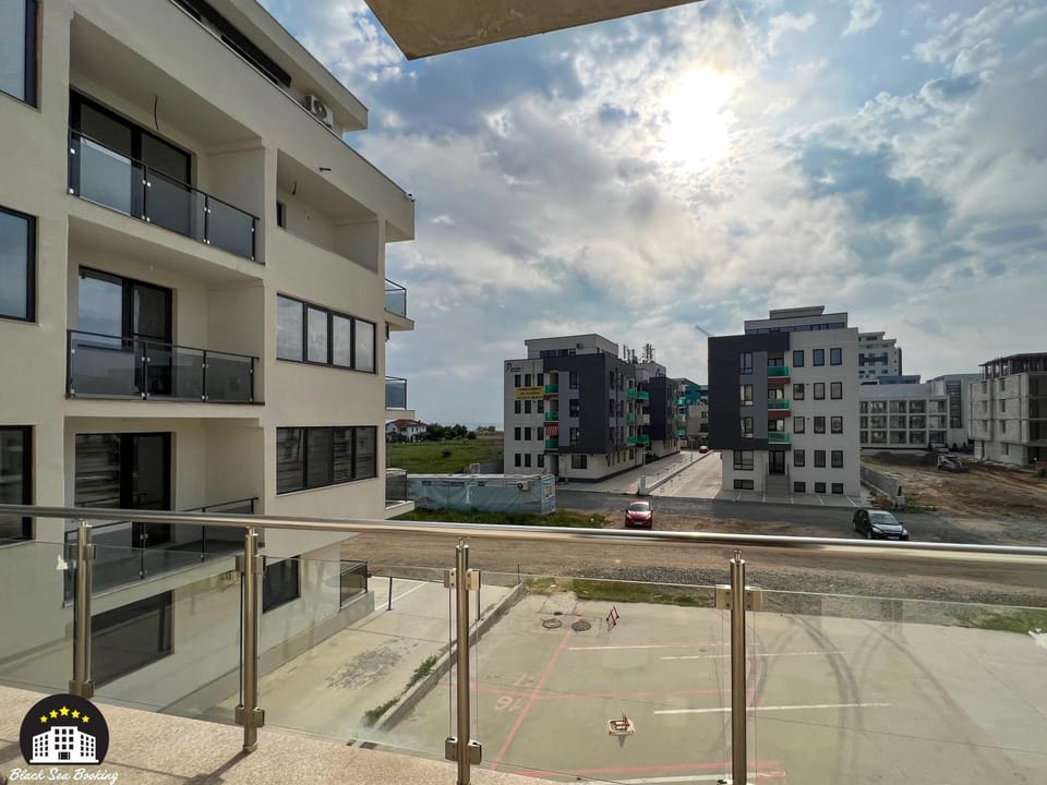 Property building, Day, Neighbourhood, View (from property/room), Balcony/Terrace, City view, Sea view, Street view, Location, Parking