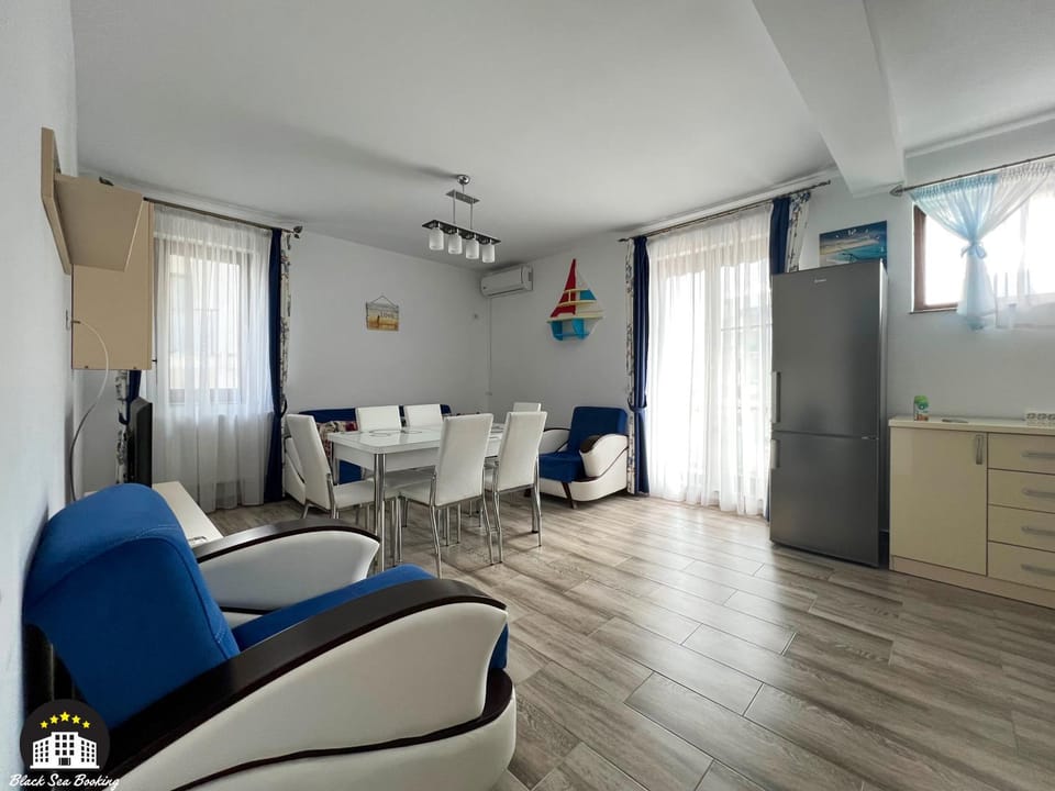 Kitchen or kitchenette, Living room, Seating area, Dining area