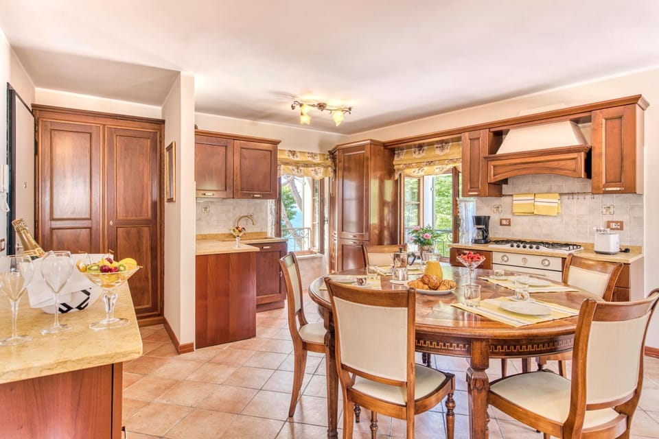 Kitchen or kitchenette, Living room, Dining area, Food, minibar, pet friendly, stove