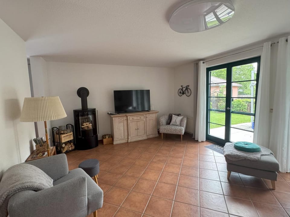 TV and multimedia, Living room, Seating area, fireplace