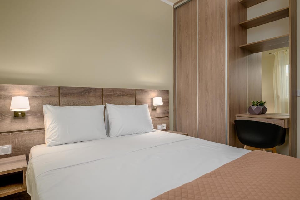 Photo of the whole room, Bedroom, wardrobe