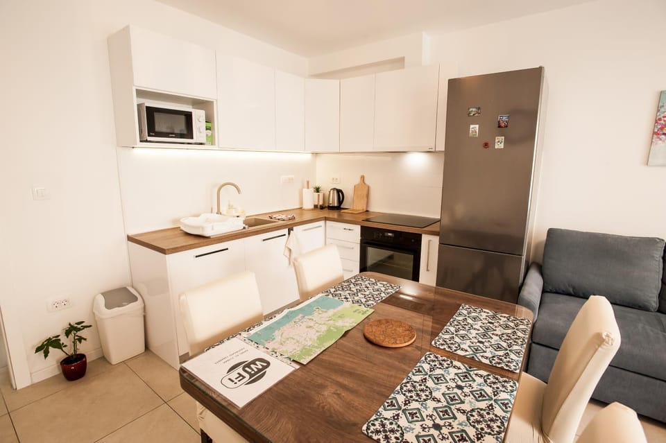 Kitchen or kitchenette, dishwasher, minibar