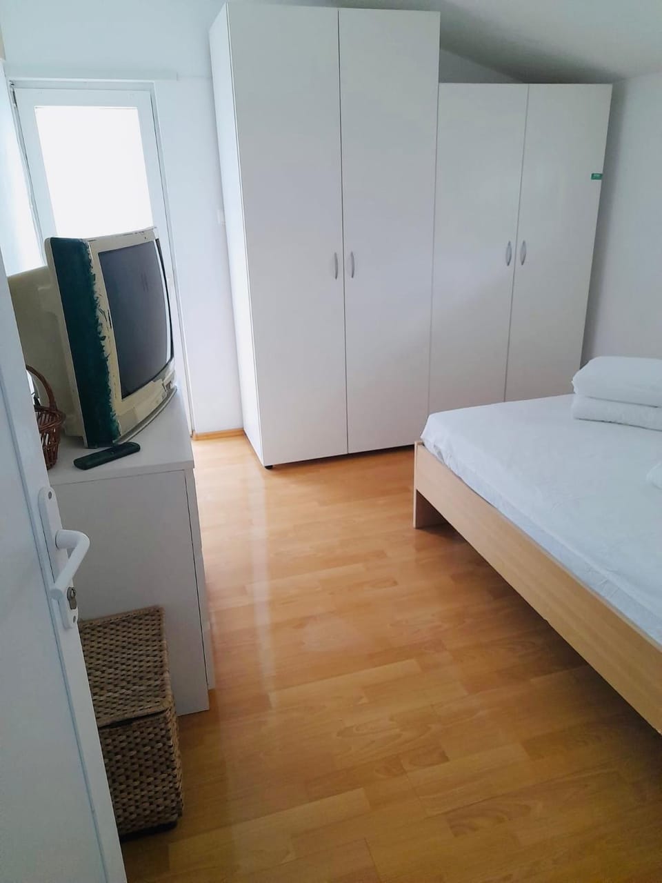TV and multimedia, Photo of the whole room, Bedroom
