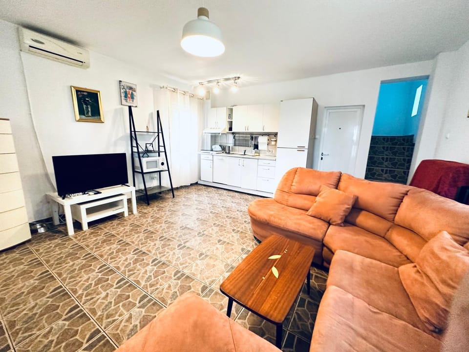 TV and multimedia, Kitchen or kitchenette, Living room, air conditioner