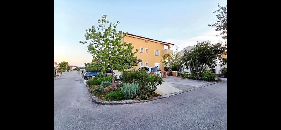 Property building, Neighbourhood, Garden, Garden view, Street view, Parking