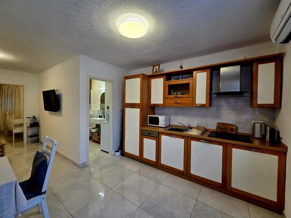 Coffee/tea facilities, Kitchen or kitchenette, stove