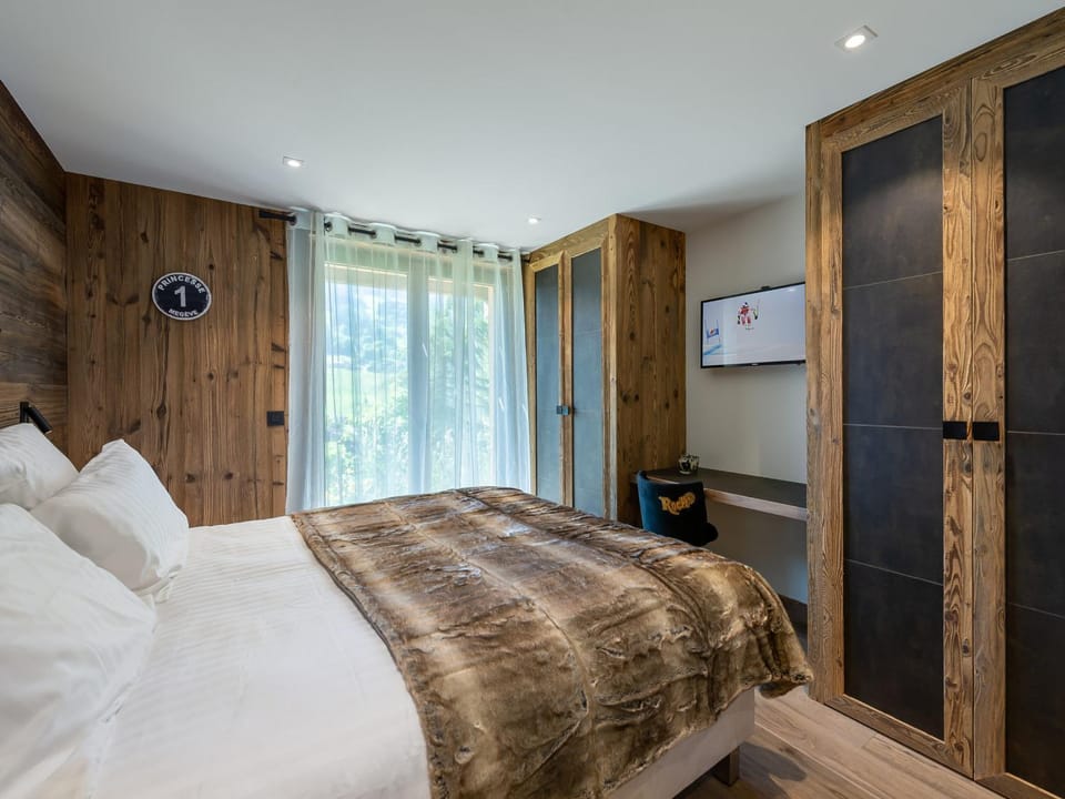 Chalet Luxe 12 Pers. Face aux Pistes avec Skiroom, Garage, Salle de Sport et Services Inclus - FR-1-569-19 Chalet in Combloux