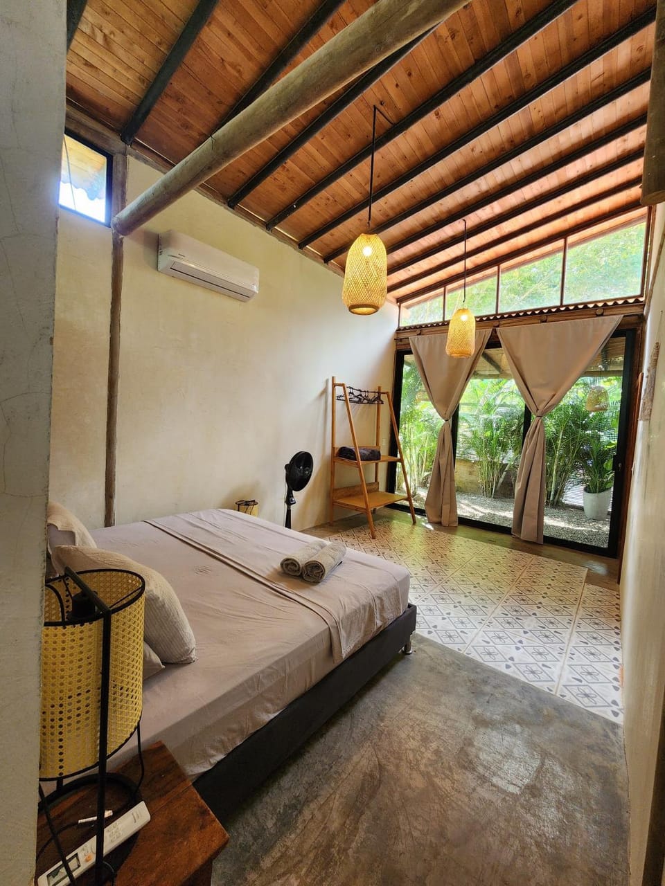 Bed, Bedroom, air conditioner