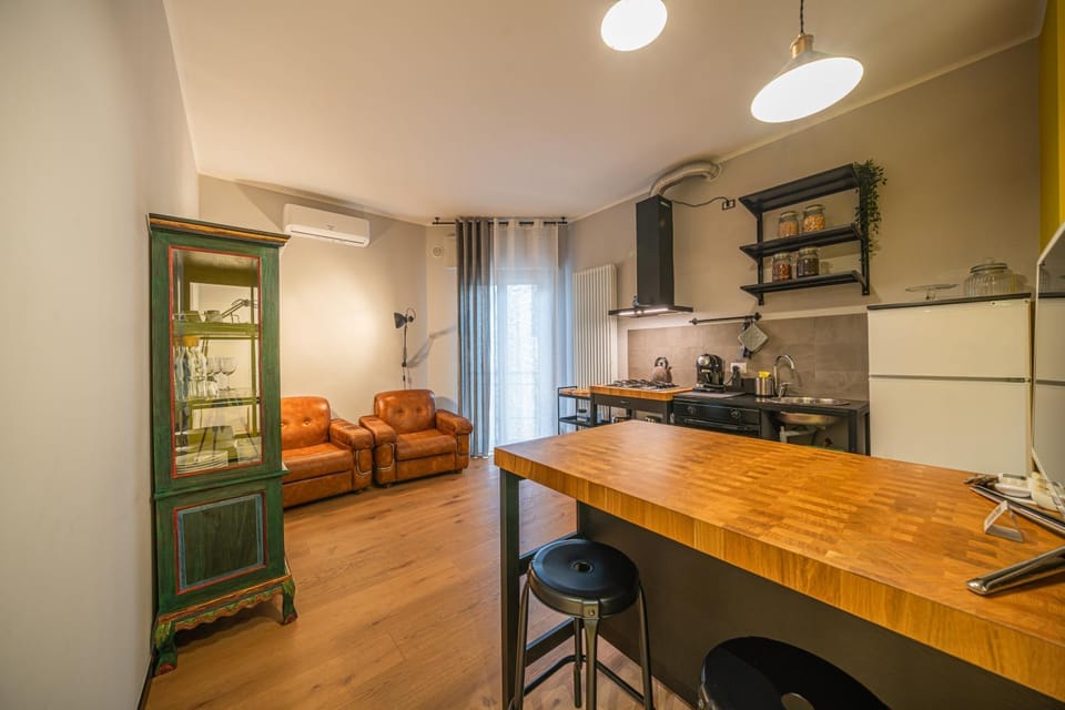 Kitchen or kitchenette, Living room, Seating area, Dining area
