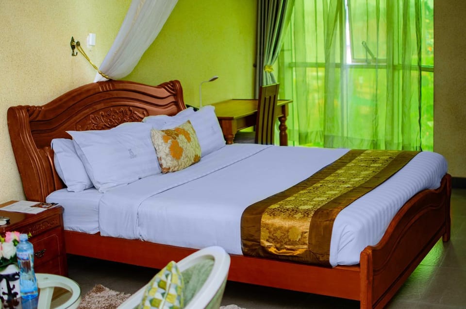 Shower, Toilet, Bed, TV and multimedia, Coffee/tea facilities, View (from property/room), Balcony/Terrace, Photo of the whole room, Alcoholic drinks, towels