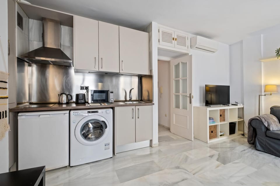 Coffee/tea facilities, minibar, washing machine, kitchen
