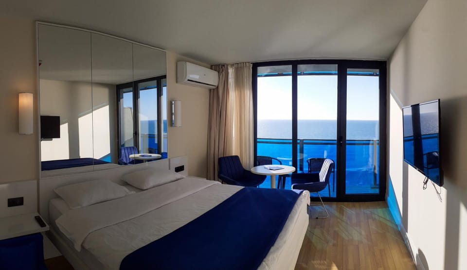 Photo of the whole room, Sea view