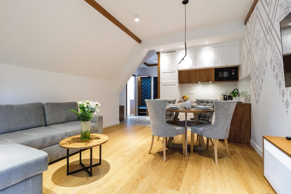 Kitchen or kitchenette, Living room, Seating area, Dining area