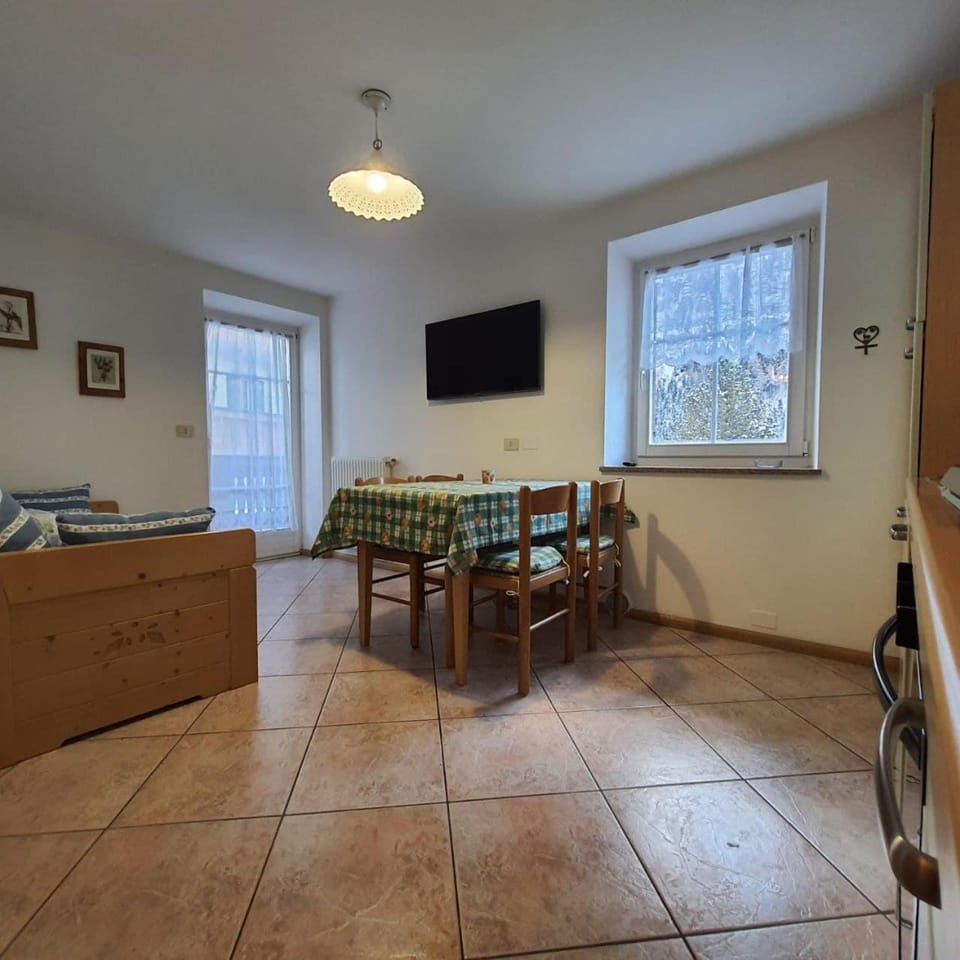 Photo of the whole room, Dining area, Lunch