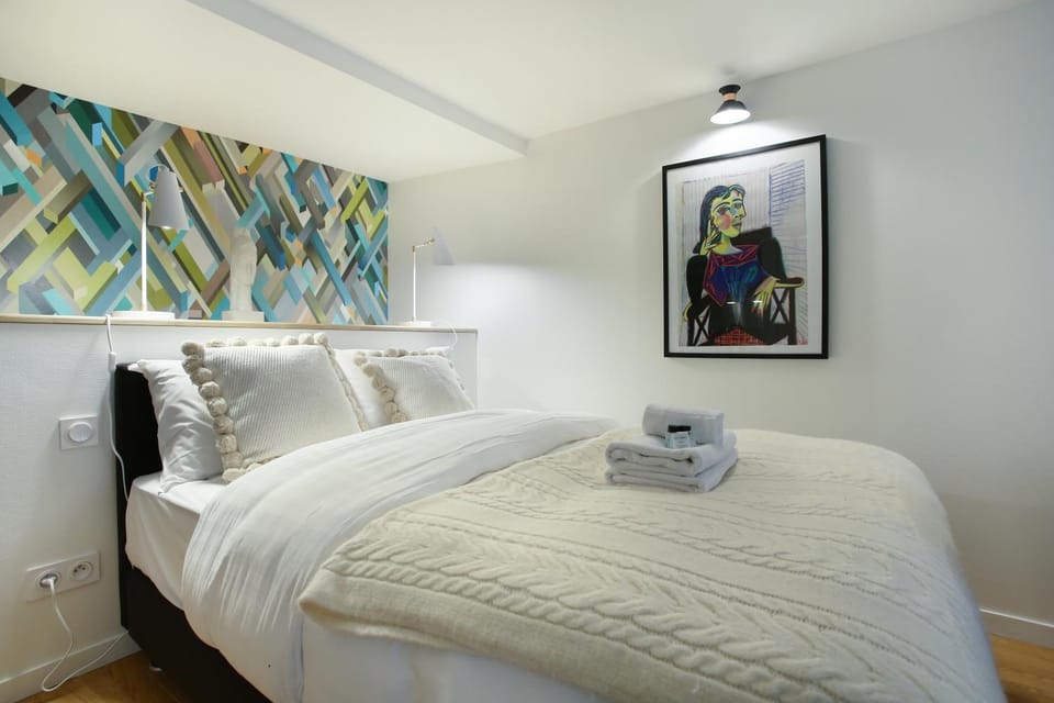 Bed, Bedroom, towels