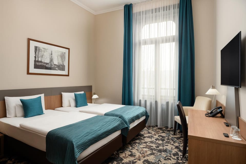 Bed, TV and multimedia, Bedroom