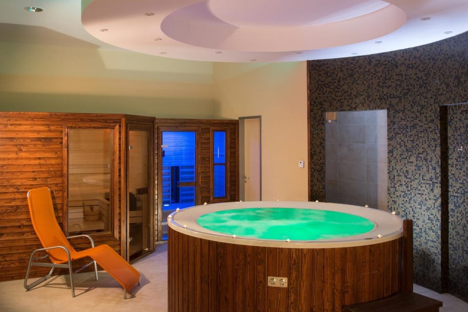 Hot Tub, Sauna