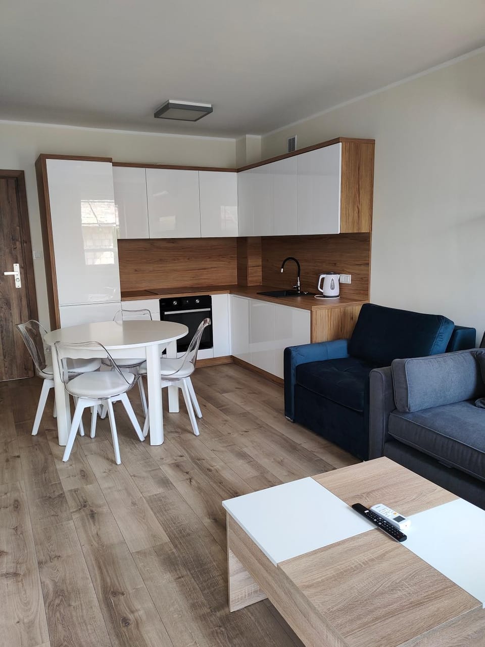Kitchen or kitchenette, Living room, Seating area, Dining area