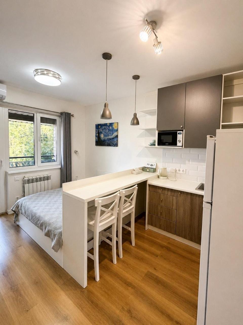 Kitchen or kitchenette, Dining area