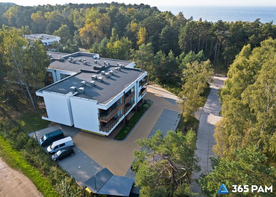 Property building, Day, Neighbourhood, Natural landscape, Parking