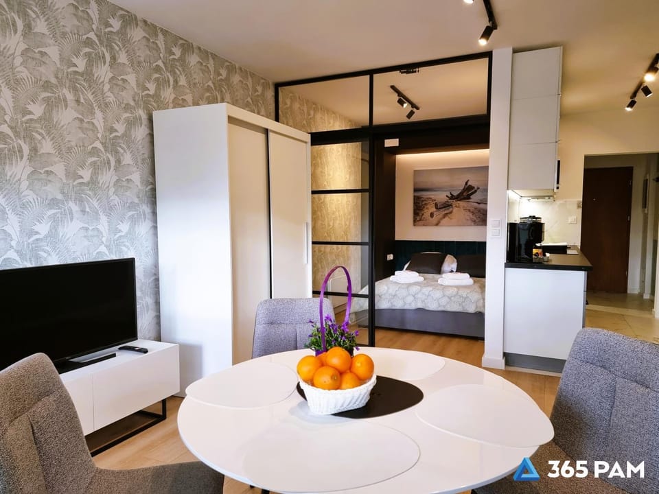 Bed, TV and multimedia, Living room, Photo of the whole room, Seating area, Bedroom