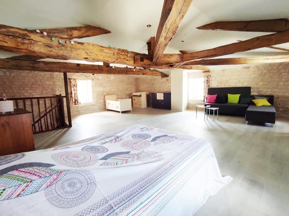 Bed, Photo of the whole room, Seating area, cot