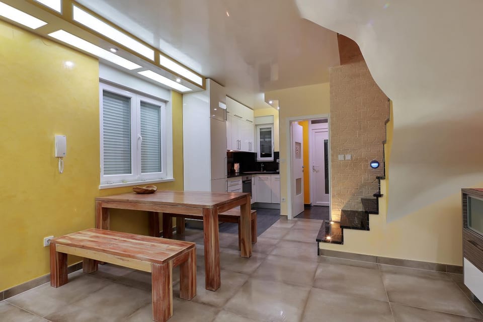 Kitchen or kitchenette, Dining area, oven