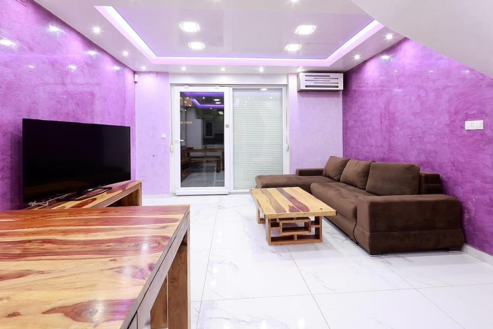Communal lounge/ TV room, TV and multimedia, Living room, Seating area, air conditioner