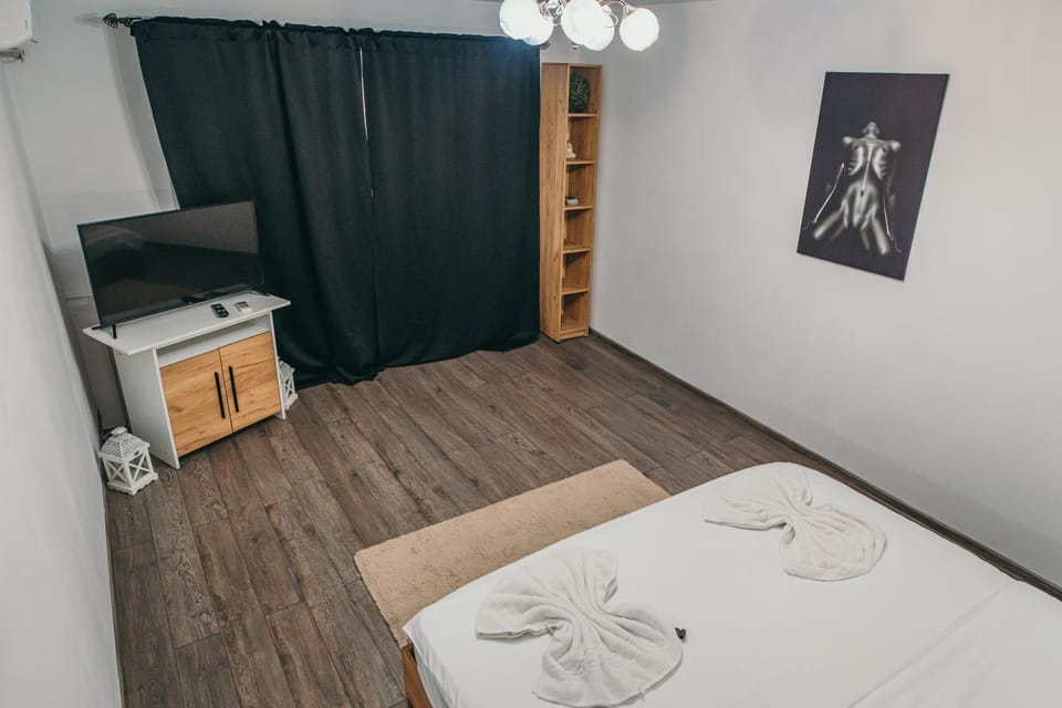Bed, TV and multimedia, Bedroom