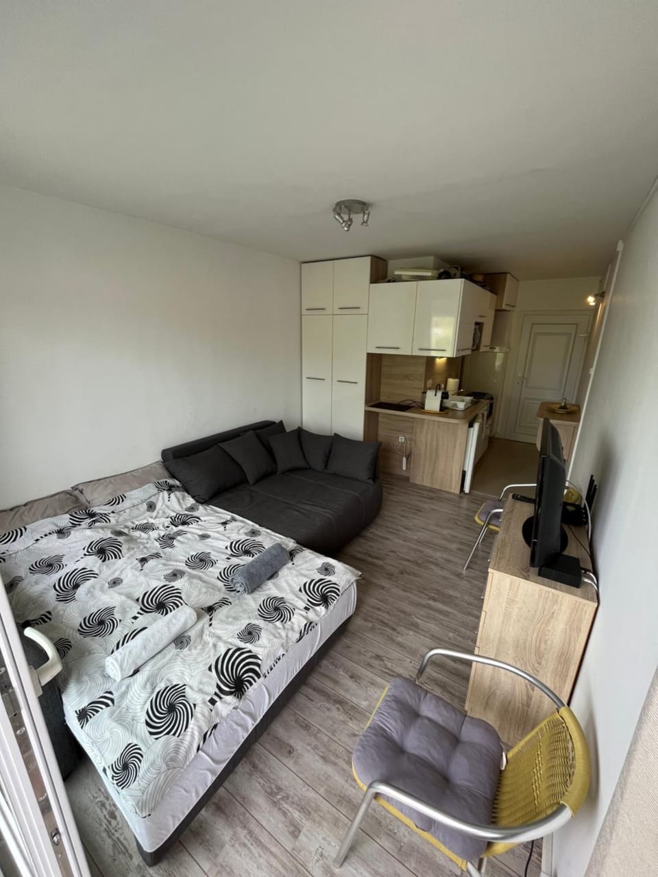 Bed, Living room, Photo of the whole room