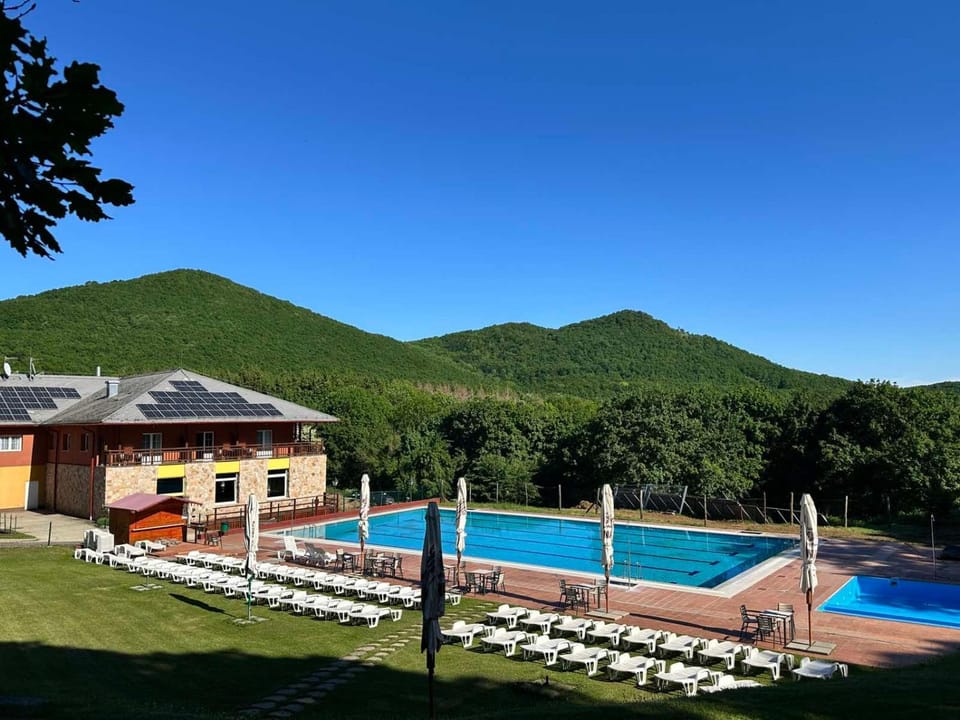 Property building, Day, Natural landscape, Mountain view, Pool view, Swimming pool, sunbed