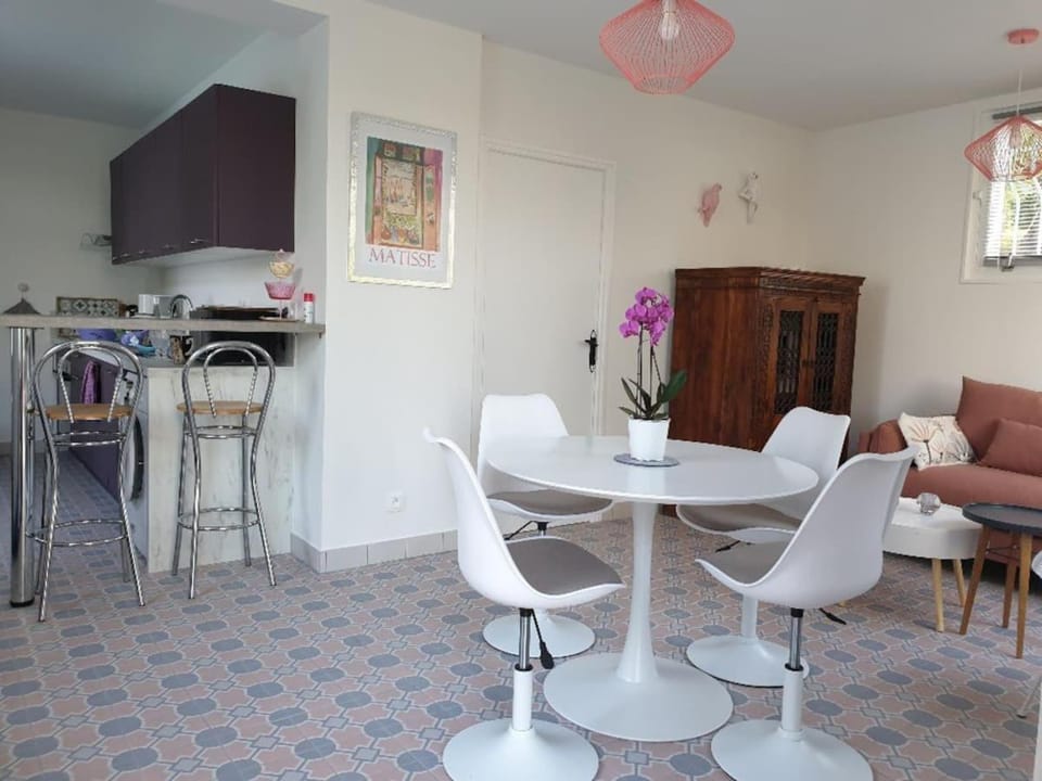Kitchen or kitchenette, Living room, Dining area