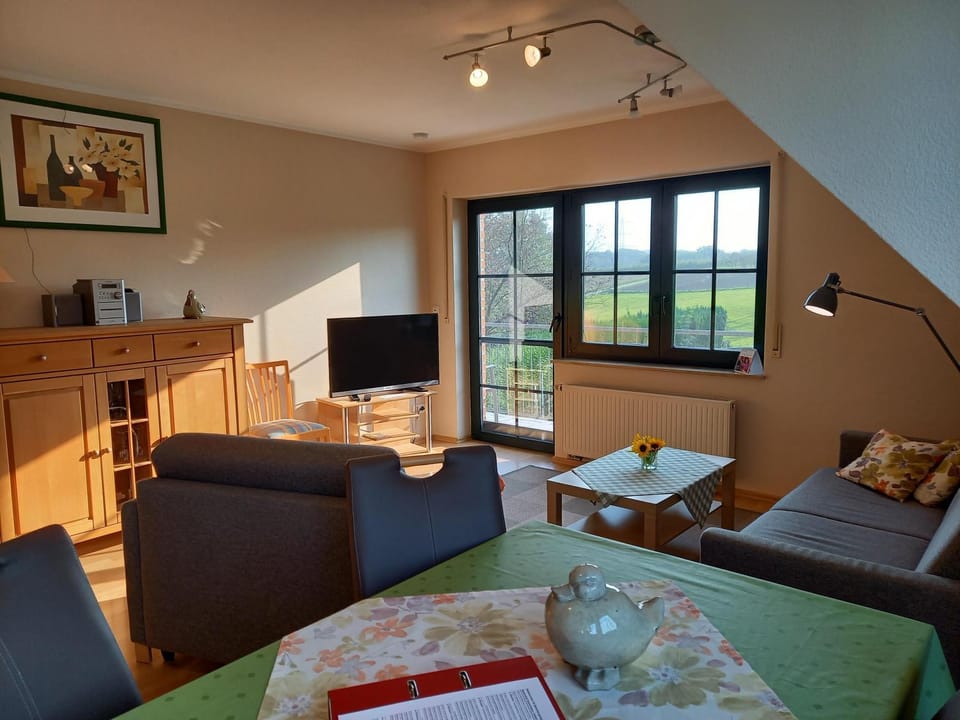 TV and multimedia, Kitchen or kitchenette, Living room, Seating area, Dining area