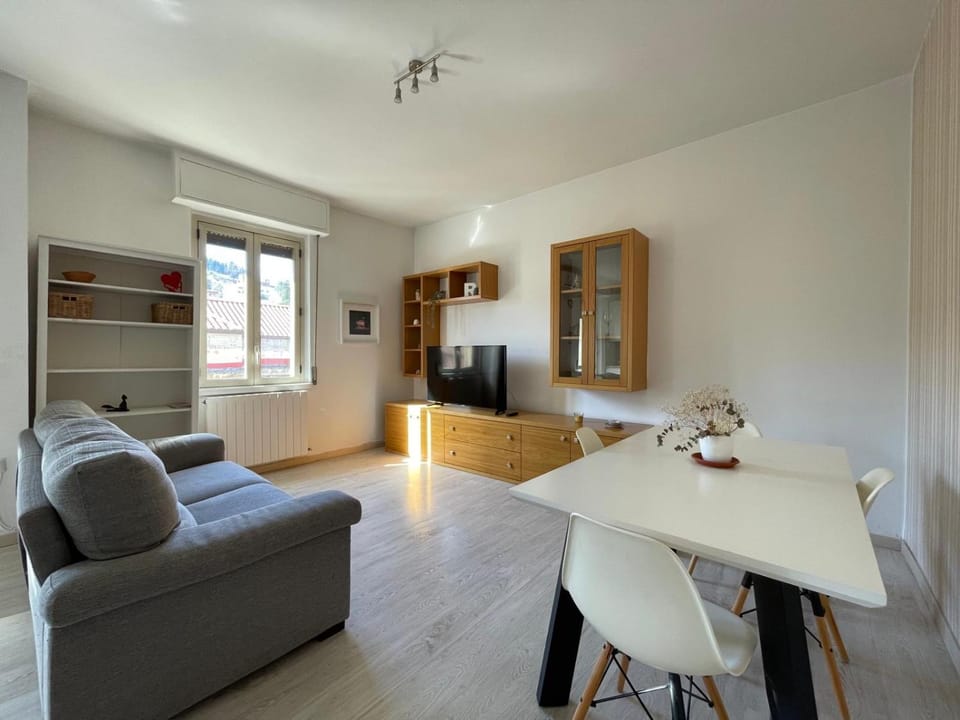TV and multimedia, Living room, Seating area, Dining area, Evening entertainment