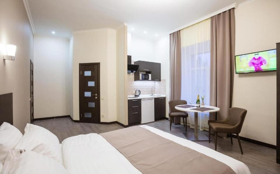 Communal lounge/ TV room, Bed, TV and multimedia, Kitchen or kitchenette, Photo of the whole room, wardrobe
