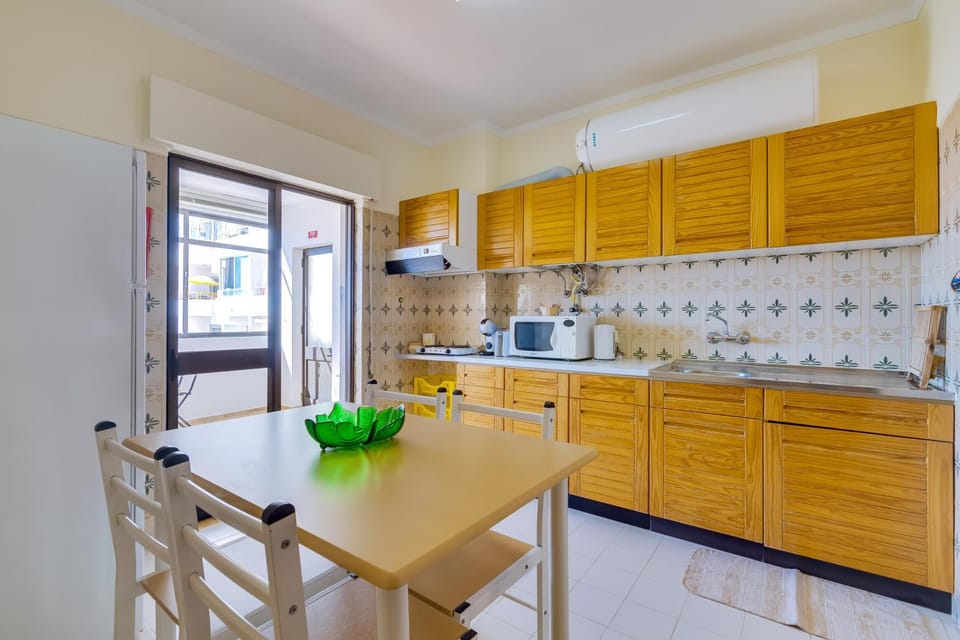 Kitchen or kitchenette, Dining area, minibar, stove