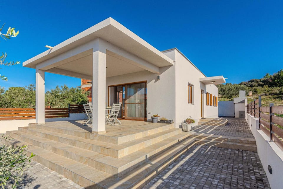 Property building, Facade/entrance, Off site