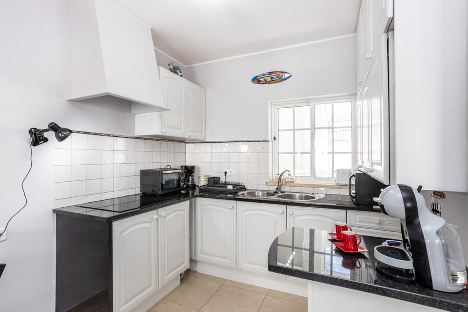 Newly renovated 2 bedroom townhouse - close to Salema Beach House in Faro District