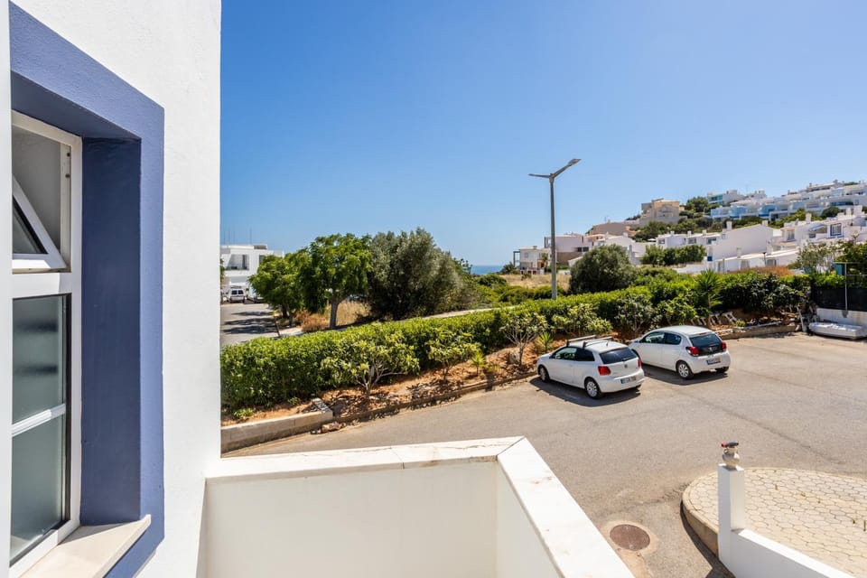 Newly renovated 2 bedroom townhouse - close to Salema Beach House in Faro District