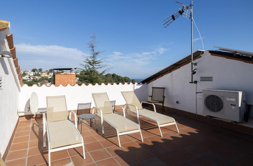Patio, Day, View (from property/room), Balcony/Terrace, Living room, Seating area, sunbed, dryer