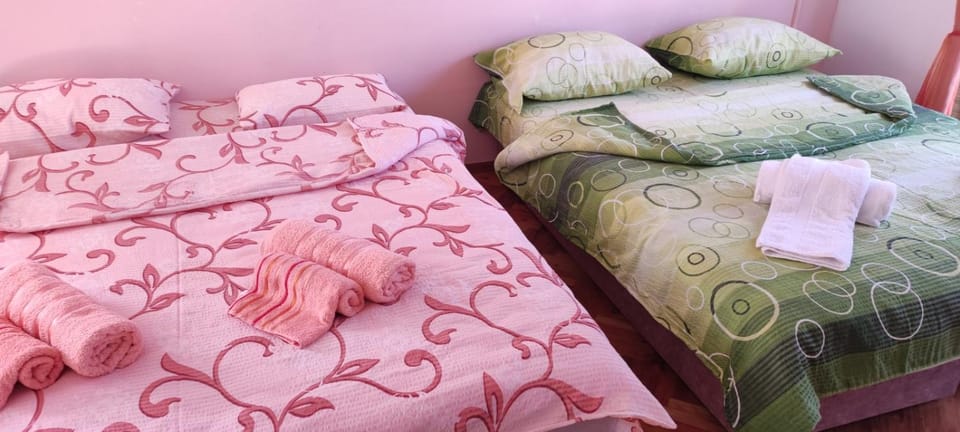 Bed, towels