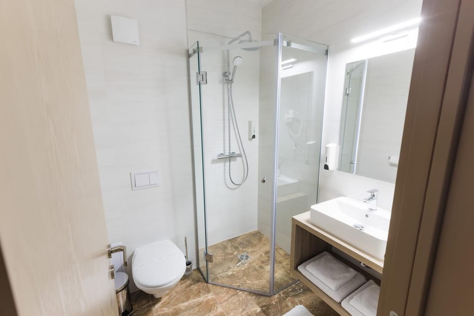 Shower, Toilet, Bathroom, towels